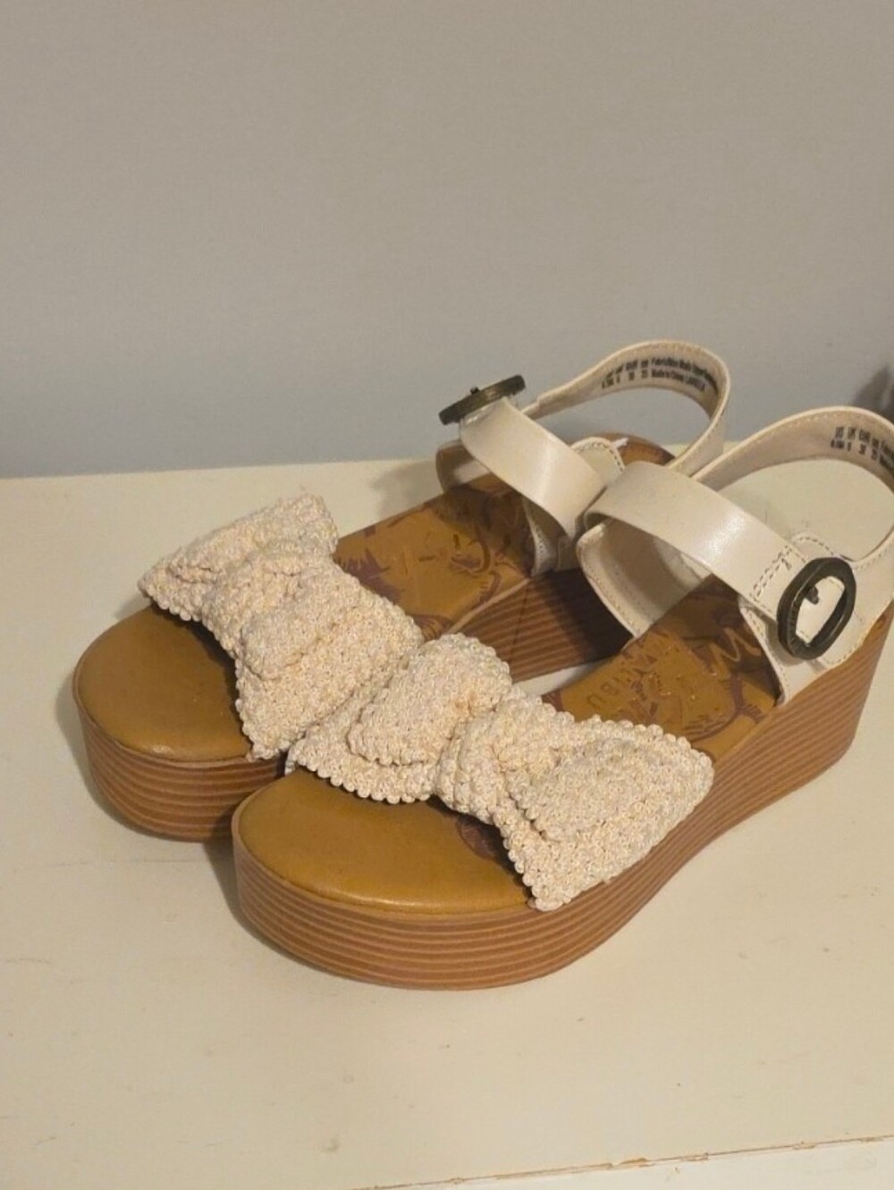 Blowfish Cream Bow Platform Sandals Size 8.5 Never Worn